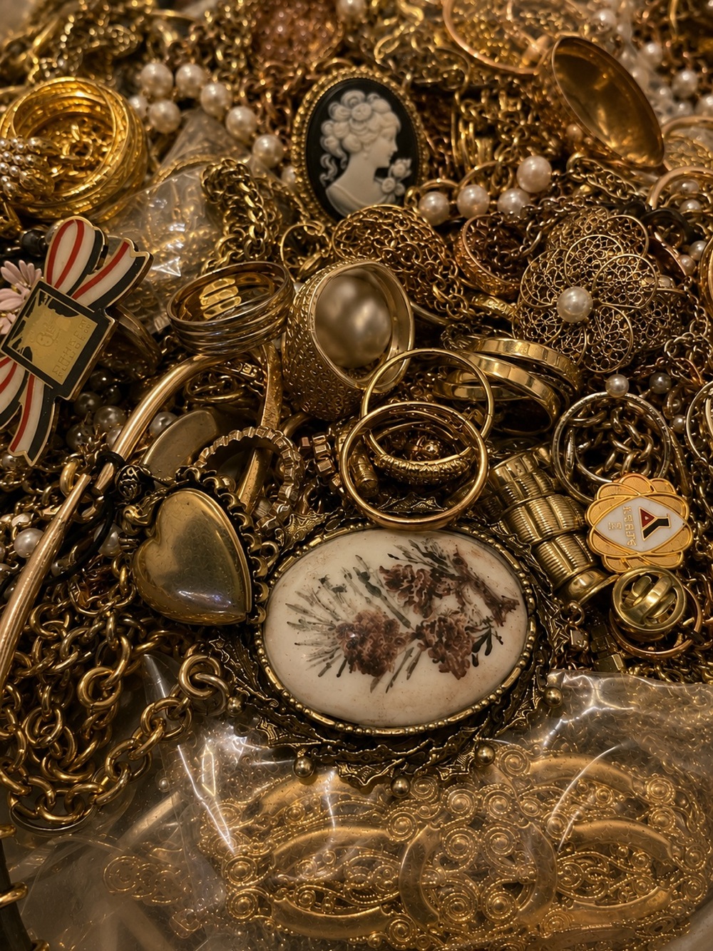 👑 Estate Sale Treasure Box™ | 1 LB Curated Vintage Jewelry Collection - Picture 2 of 10